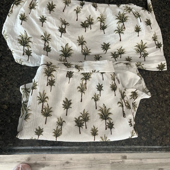 Forever 21: Two piece palm tree short and crop top set. - Picture 3 of 3